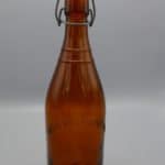 braune Bierflasche mit Bügelverschluss der Weizenbierbrauerei Bayer Deggendorf