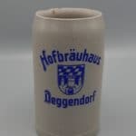 Steinzeugkrug mit der Aufschrift Hofbräuhaus Deggendorf und Stadtwappen