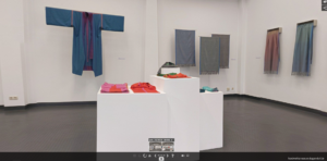 Blick in die Ausstellung "Maja Vogl | Webkunst mit Seide und Papier"