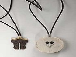 Halskette aus Leder und Kunststoff